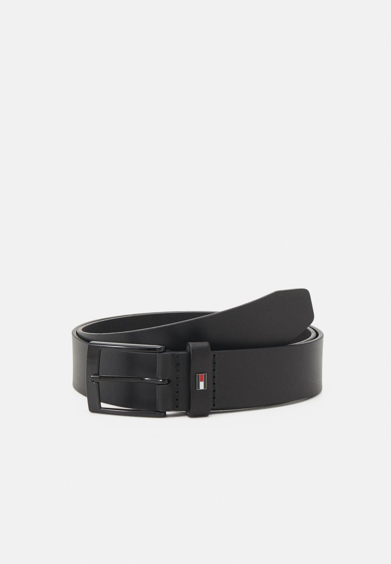 Cintura in pelle nera con finitura liscia, fibbia metallica rettangolare e un accento con il logo del marchio. Design semplice e classico.