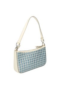Bolso tejido con un patrón en azul claro y blanco, complementado con una correa de cuero color crema y cierre de cremallera.