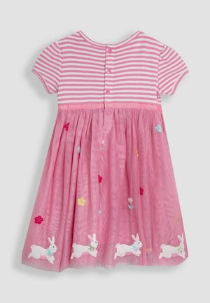 Īsām piedurknēm tērps ar rozā un baltajiem svītrojumiem, rozā svārki ar ziedu un truša izšuvumiem, kā arī pogu aizdare aizmugurē.