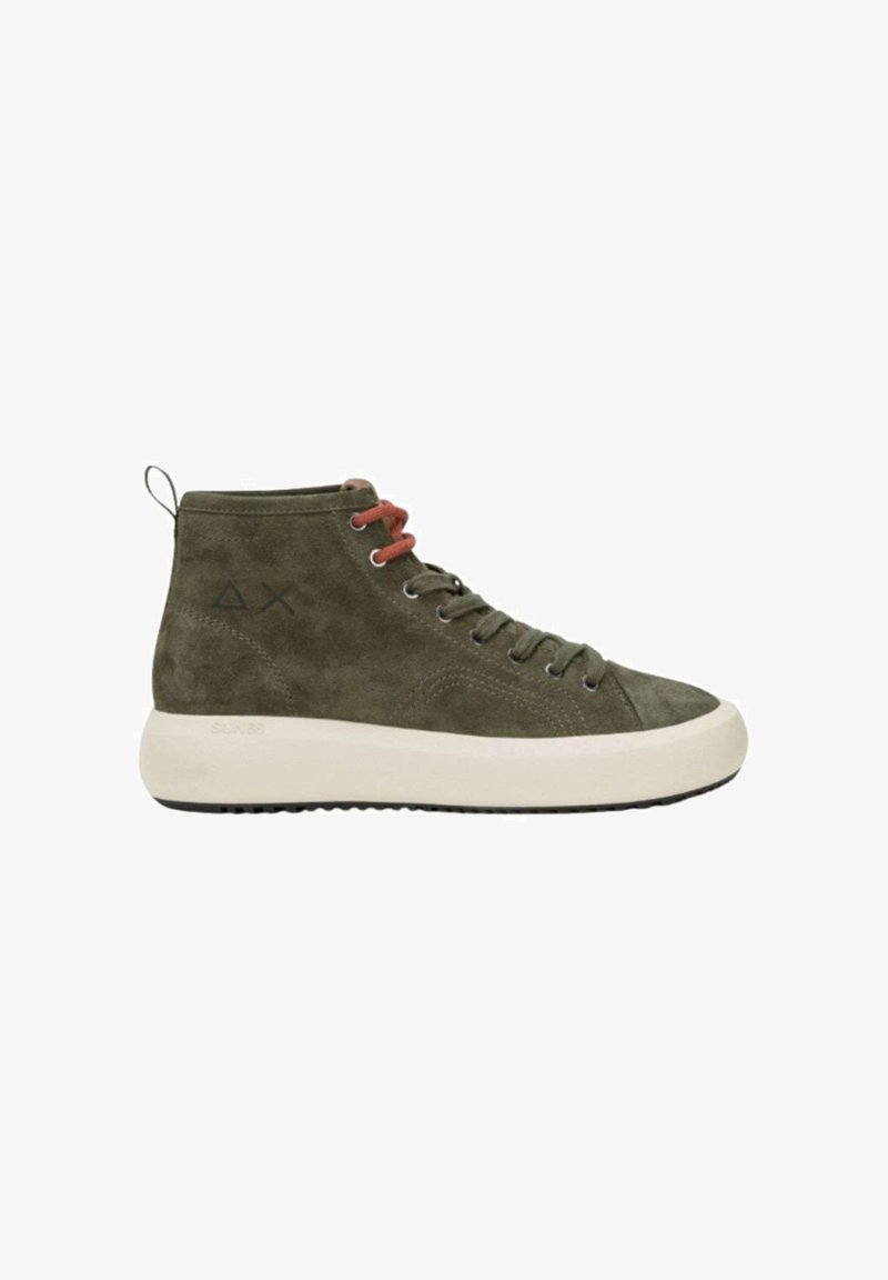 Sneaker alta con tomaia in suede verde oliva, suola in gomma beige, lacci rossi a contrasto e un linguetta sul retro.