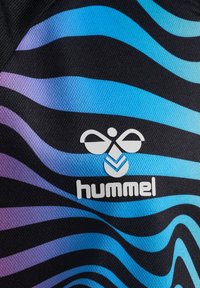 Svart tyg med virvlande blå och lila mönster; har en vit "hummel"-logotyp centrerad i botten. Texturerad yta.