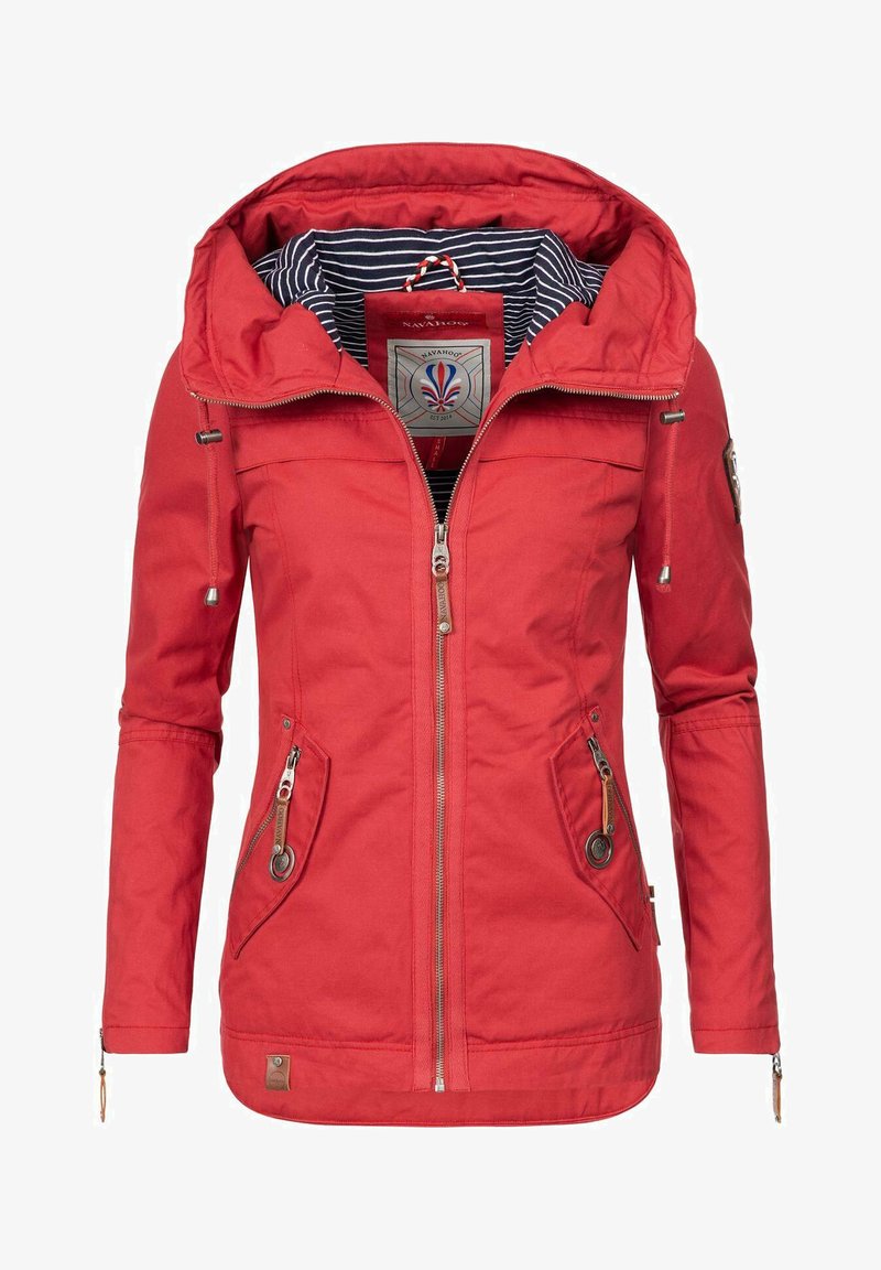 Giacca rossa da esterni con cappuccio, dotata di tasche con zip, una texture liscia e un interno foderato a strisce blu e bianche.
