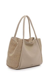 Sac à main beige avec deux poignées arrondies, devant en cuir lisse et tissu tissé texturé sur les côtés. Petit logo métallique en bas devant.