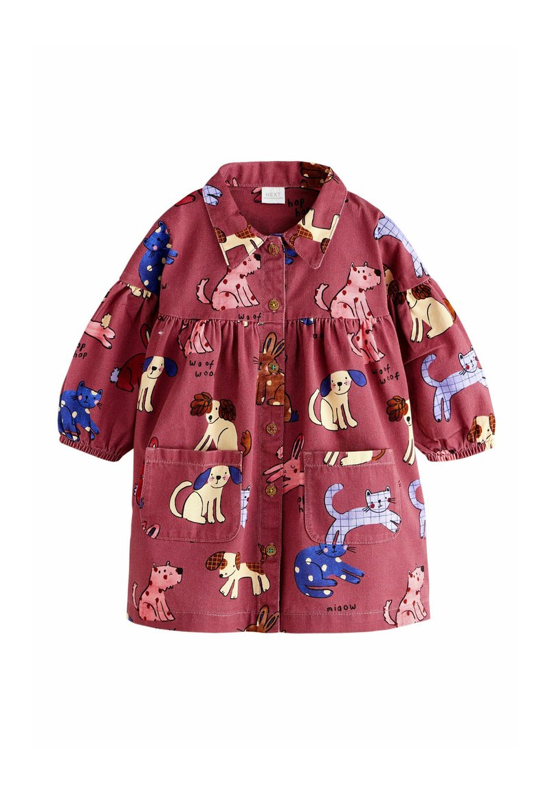 Rotes Baumwollkleid mit einem verspielten Tiermuster mit Katzen und Hunden. Es hat einen Kragen, Knöpfe und zwei Fronttaschen.
