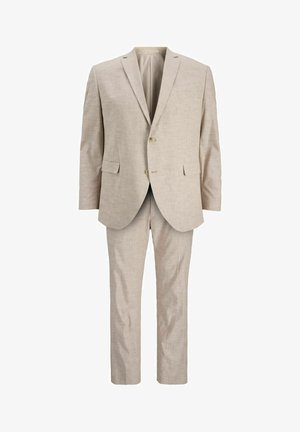 Beżowy dwuczęściowy garnitur wykonany z teksturowanej tkaniny. Marynarka posiada dwie przednie kieszenie i dwa guziki, a w komplecie znajdują się dopasowane spodnie.