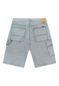 Grijze denim cargo shorts met meerdere zakken, zichtbare stiksels en een tan label met "CARS" op de tailleband.