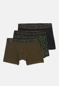 Tre mænds boxer briefs i sort, grøn camouflage og ensfarvet oliven med sorte elastiske taljebånd mærket "BJÖRN BORG."