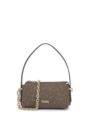 Borsa rettangolare marrone con motivo, tracolla nera, dettaglio catena dorata e logo "TOUS" in lettere dorate sul davanti.
