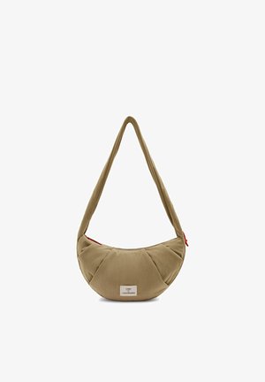 Beige kordförmige crescentförmige Schultertasche aus Cord mit breitem Riemen und kleinem rechteckigem Markenetikett auf der Vorderseite.