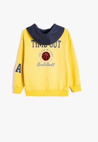 Sudadera amarilla con capucha azul marino, que presenta el texto "TIME OUT" y un gráfico de baloncesto. Puños y dobladillo acanalados, tela suave, diseño casual.