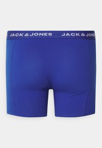Boxer shorts bleus en tissu lisse, dotés d'une large ceinture avec le texte "JACK & JONES" en blanc. Design simple et ajusté.