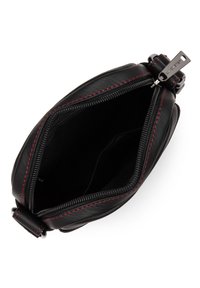Borsa in pelle nera con cuciture rosse, chiusura con zip e vista interna aperta, che mostra una texture liscia e un design compatto.