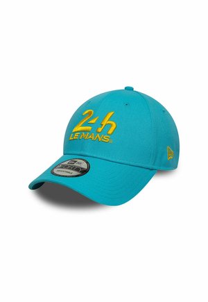 Türkiser Baseballschirm mit verstellbarem Riemen, ausgestattet mit gelb gesticktem "24h Le Mans"-Text auf der Vorderseite und einem schwarzen Herstelleretikett.