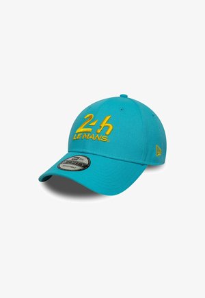 Cappellino da baseball turchese con cinturino regolabile, caratterizzato da testo ricamato giallo "24h Le Mans" sul davanti e un'etichetta nera del produttore.
