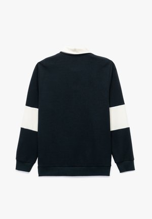 Sudadera de color marino con acentos en rayas blancas en las mangas. Cuenta con un cuello, puños y dobladillo acanalados, hecha de un tejido suave con una textura lisa.