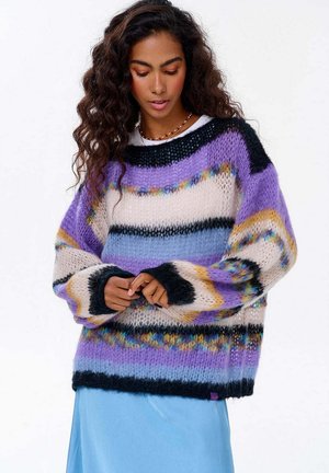 Sweter dziany z poziomymi paskami w kolorze purpurowym, niebieskim i kremowym, z czarnymi akcentami. Luźny krój i miękka faktura, z prążkowanymi mankietami.