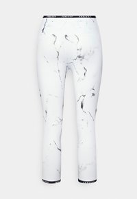 Legíny vyrobené z pružné tkaniny, s bílým mramorovým vzorem, černými akcenty a černým pasem s textem "ENDLESS".