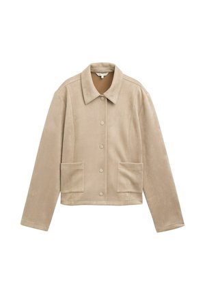 Giacca in suede beige con colletto classico, chiusura con bottoni a pressione e due tasche frontali. Texture liscia con una vestibilità su misura.