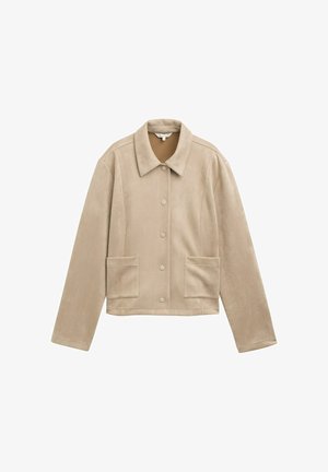 Giacca in suede beige con colletto classico, chiusura con bottoni a pressione e due tasche frontali. Texture liscia con una vestibilità su misura.