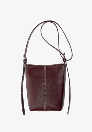 Dunkelbraune Leder-Eimer-Tasche mit sichtbaren Nähten und verstellbarem Schultergurt vor einem weißen Hintergrund.