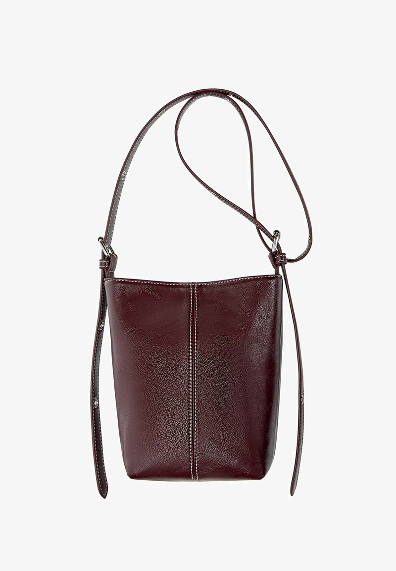 Borsa a secchiello in pelle marrone scuro con cuciture visibili e tracolla regolabile su sfondo bianco.