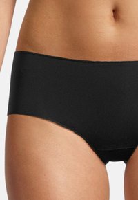 Schwarze hochgeschnittene Bikinihose aus glattem Stoff. Verfügt über ein nahtloses Design mit einem moderaten Beinöffnungs und einem elastischen Bund.