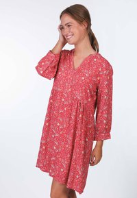 Rotes Blumenmusterkleid mit V-Ausschnitt und Dreiviertelärmeln. Hergestellt aus leichtem Stoff mit einer lockeren, fließenden Silhouette.