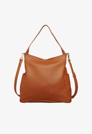 Bolso de mano de cuero marrón con una superficie texturizada, una amplia apertura y una correa larga ajustable. Presenta bolsillos laterales y herrajes en tono dorado.