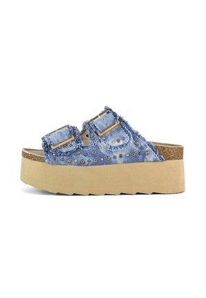 Sandale plateforme en denim avec bords effilochés, sangles à double boucle, clous métalliques décoratifs, semelle épaisse en liège beige.