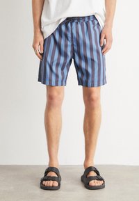 Mads Nørgaard SEA PRINT - Kopalne hlače - deep well/captains blue