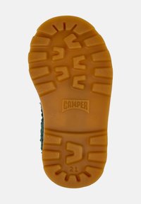 Braune Gummisohle mit strukturiertem Grip-Muster, das das "Camper"-Logo und eine Größenmarkierung (21) auf der Unterseite zeigt.
