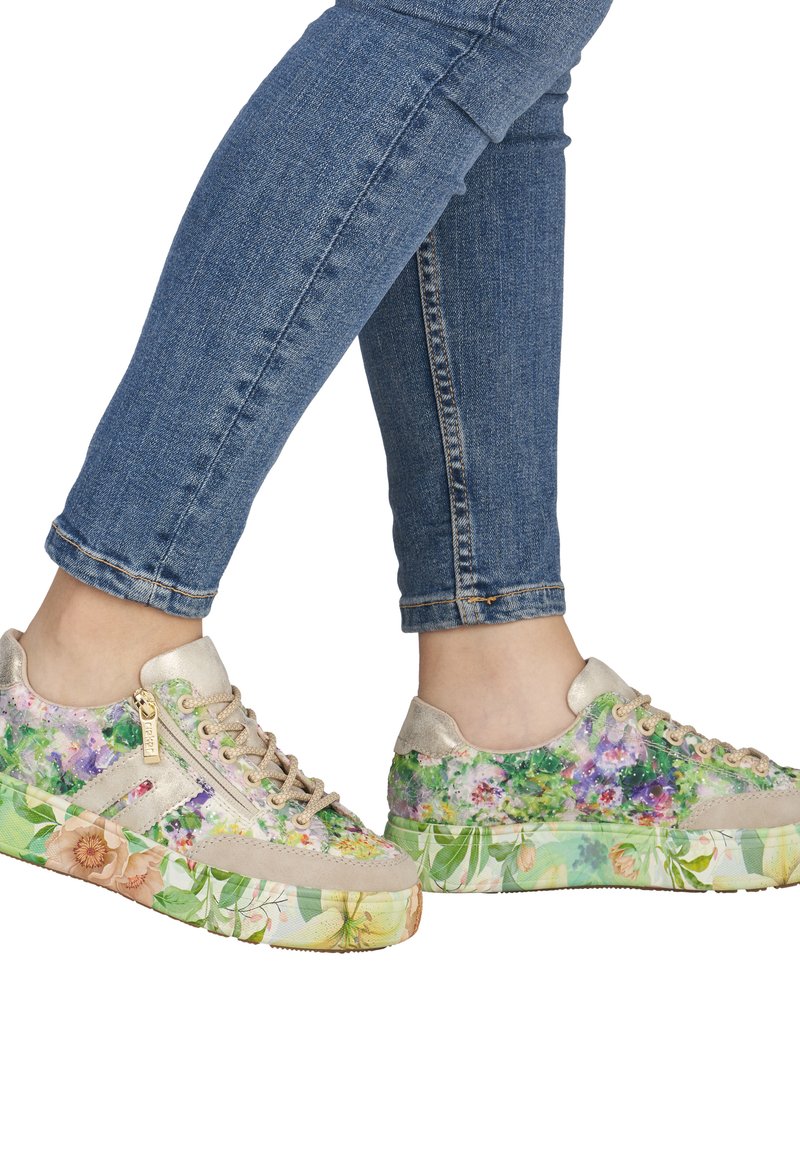 Baskets à motif floral avec une tige pastel texturée, des accents crème et une semelle épaisse multicolore affichant divers motifs floraux.