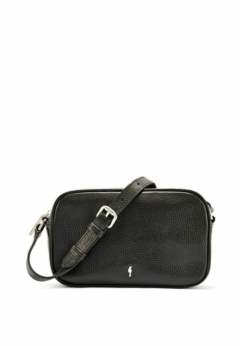 Czarna skórzana torba na ramię z fakturą przypominającą kamyk, prostokątny kształt, regulowany pasek i srebrne akcenty metalowe.