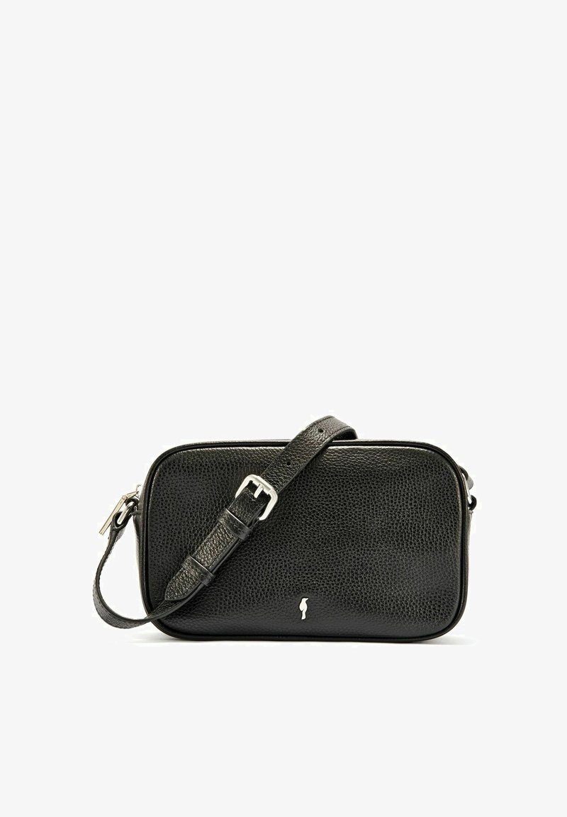 Czarna skórzana torba na ramię z fakturą przypominającą kamyk, prostokątny kształt, regulowany pasek i srebrne akcenty metalowe.