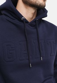 GANT EMBOSSED - Jersey con capucha - evening blue