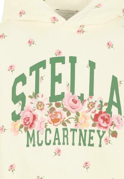 Felpa crema con piccoli fiori rosa, grande scritta verde "STELLA", "MCCARTNEY" sotto, e ricami multicolori di fiori sul fronte.
