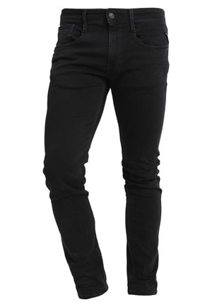 Slim-fit sorte jeans med frontlommer, bæltestropper, knaplukning og let folder langs benene.