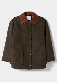 Olivengrøn jakke med en brunt kordfløjlskrage,trykknapper foran og to store påsyede lommer. Stoffet har en glat tekstur.