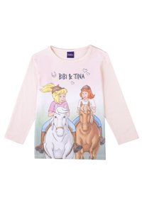Langärmliges pinkes T-Shirt mit einer Illustration von zwei Mädchen auf Pferden. Der Aufdruck enthält den Text "BIBI & TINA" und Herzen.