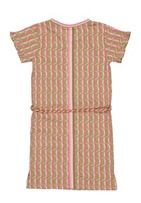 Vestido de manga corta con un patrón geométrico en rosa, crema y verde oliva, que presenta un detalle de cinturón en la cintura y una costura central.