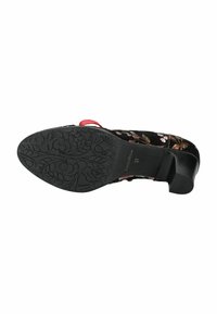 Scarpa in velluto nero con design floreale, accenti rossi e suola texturizzata. Presenta un tacco moderato e un motivo dettagliato sulla suola. Taglia 37.