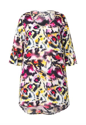 Mehrfarbige Bluse mit rundem Ausschnitt, kurzen, ausgestellten Ärmeln und einem abstrakten Leopardenmuster in Rosa, Gelb und Schwarz.