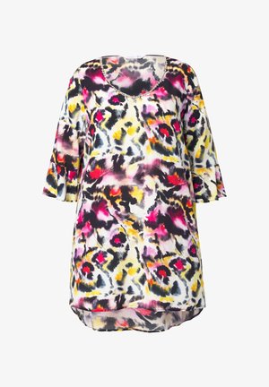 Blusa multicolor con cuello redondo, mangas cortas acampanadas y un estampado abstracto de leopardo en tonos rosa, amarillo y negro.