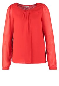 Blouse rouge à manches longues en chiffon, avec encolure ronde, détail de pli avant et poignets boutonnés.