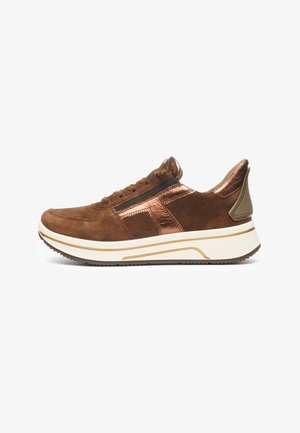 Bruine suède sneaker met metalen koperkleurige accenten, veters aan de voorkant, beige en witte dempende zool en rubberen buitenzool.