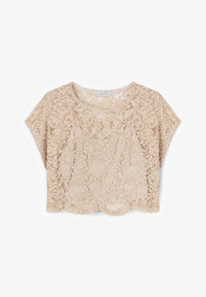 Beżowy krótki top koronkowy z kwiatowym wzorem, krótkimi rękawami, okrągłym dekoltem i falowanym dołem, pokazany na białym tle.