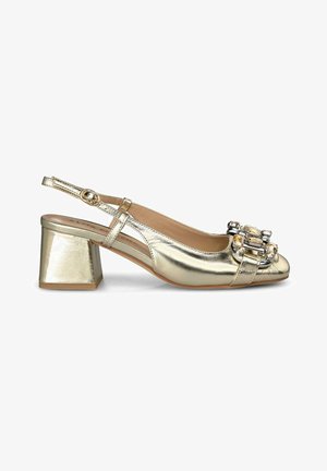 Chaussure slingback métallisée dorée avec un bout rond, un talon bloc et un ornement en gemmes décoratives à l'avant. Texture lisse et finition brillante.