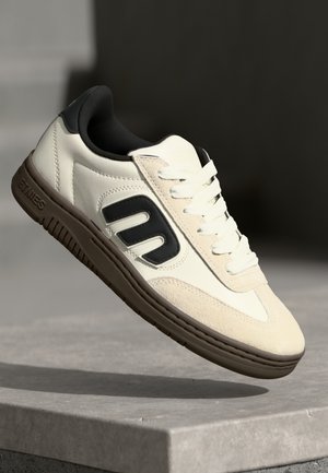 LOCUT UNISEX - Skate shoes - white/black