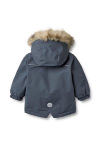 Niebieska kurtka parka z kapturem obszytym futrem, elastycznymi mankietami i zaokrąglonym dołem. Na plecach znajduje się okrągłe logo oraz elementy odblaskowe.