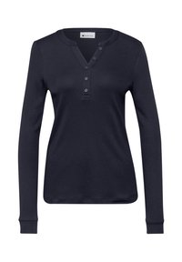 Donkerblauw navy henley-shirt met lange mouwen, vijf knopen en een afgeronde V-hals, gemaakt van zachte stof.